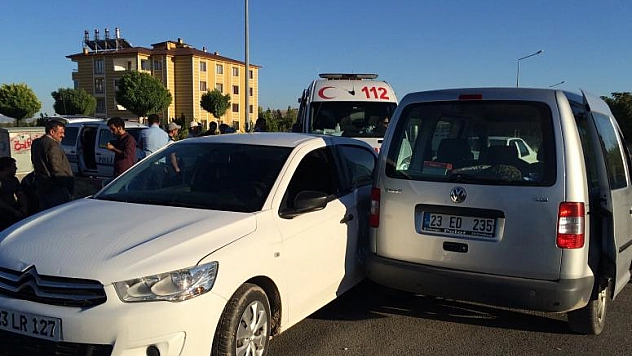 3 ARACIN KARIŞTIĞI KAZADA 6 KİŞİ YARALANDI