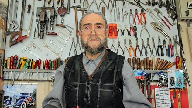 75 YAŞINDA 63 YILDIR TAMİRCİLİK YAPIYOR
