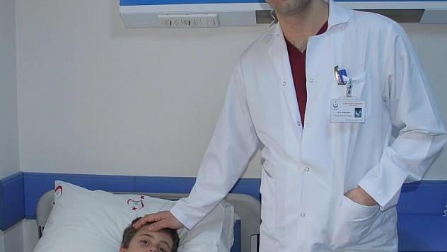 IRAKLI ÇOCUĞUN KOPAN PARMAĞI DİKİLDİ