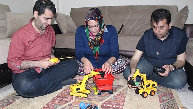 ABLALARIYDI, ANNELERİ OLDU