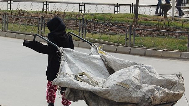 AİLESİNİN YÜKÜNÜ KÜÇÜK BEDENİNE YÜKLEDİ