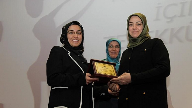 AİLEYİ AYAKTA TUTAN VE İLETİŞİMİ SAĞLAYAN BAYANLARDIR