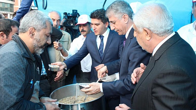 ANADOLU ALEVİ BEKTAŞİ DERNEĞİ VATANDAŞLARA  AŞURE DAĞITTI