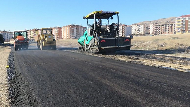 CADDE VE SOKAKLARDA BAKIM VE ONARIM SÜRÜYOR