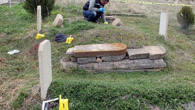 BABASININ MEZARINDA İNTİHAR ETTİ