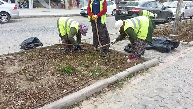 ELAZIĞ BELEDİYESİ'NDE ÇALIŞAN BAYAN İŞÇİLER  BEĞENİ TOPLUYOR