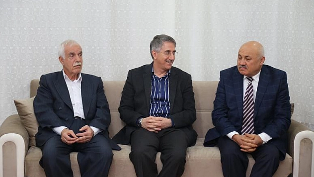 'HÜKÜMDAR DEĞİL, HİZMETKÂR OLMALIYIZ'