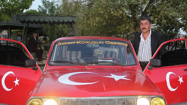 TÜRK BAYRAĞI SEVDASINI OTOMOBİLİNE YANSITTI!