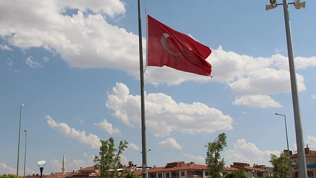 BAYRAKLAR YARIYA İNDİRİLDİ