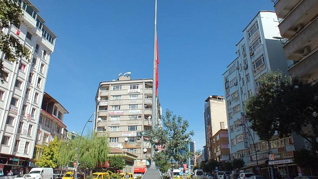 Bayraklar Yarıya İndirildi