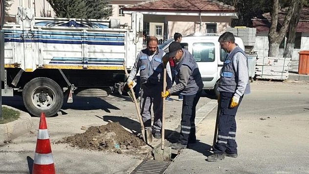 YAĞMUR SUYU IZGARALARI TEMİZLENDİ