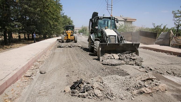 CADDE VE SOKAKLARDA MODERNİZASYON SÜRÜYOR