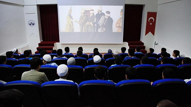 ELAZIĞLI ÇOCUKLARIN SİNEMA KEYFİ SÜRÜYOR