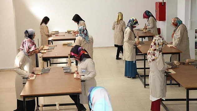 BAYANLARA AHŞAP OYMACILIĞI VE BOYAMA KURSU