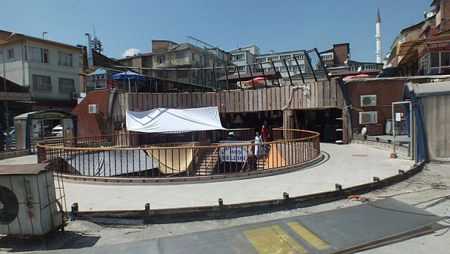 Belediye Çarşısı Çatısı Yenileniyor