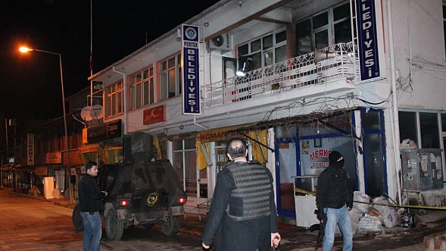 BELEDİYE VE AK PARTİ İLÇE TEŞKİLATINA MOLOTOFLU SALDIRI