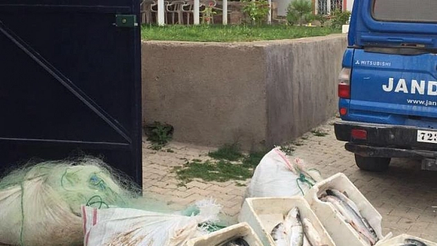 KAÇAK AVLANAN BALIKÇILARA 4 BİN 500 LİRA CEZA