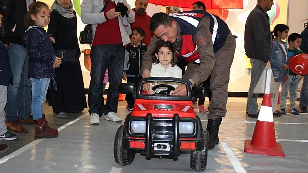 ÇOCUKLAR, TRAFİK KURALLARINI EĞLENEREK ÖĞRENDİ