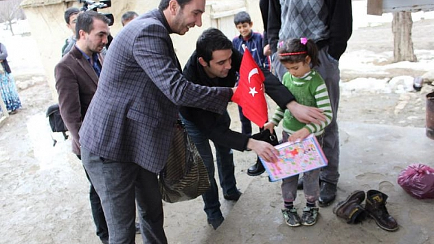 ÇOCUKLARA OYUNCAK VE AYAKKABI DAĞITILDI