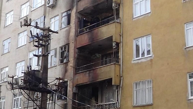 PATLAYAN TRAFO İKİ BİNAYI YAKTI