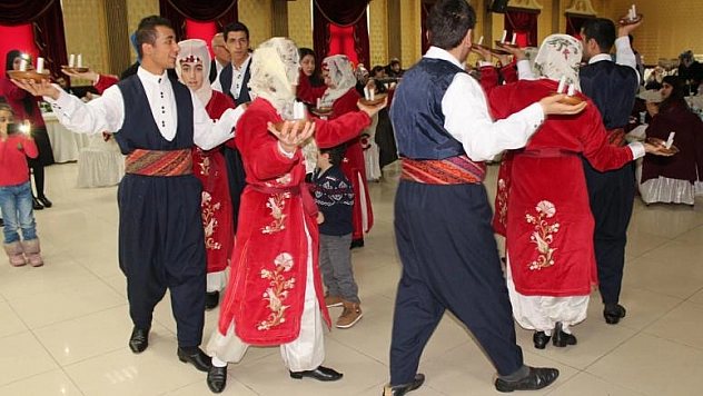 DOWN SENDROMLU ÇOCUKLAR ÇAYDA ÇIRA OYNAYIP, KONSER VERDİ