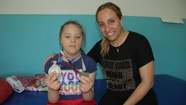 DOWN SENDROMLU HÜSNA GÖKÇER BAŞARIYA KOŞUYOR