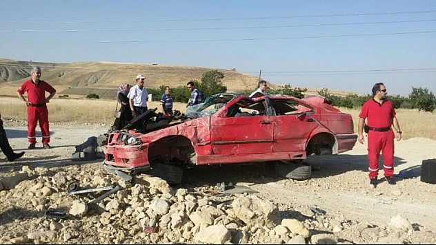 ELAZIĞ'DA İKİ AYRI KAZADA 5 KİŞİ YARALANDI