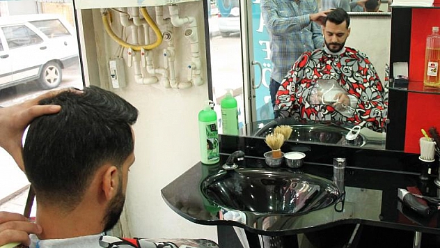 TIRAŞ OLURKEN, AKILLI TELEFONLARIYLA OYUN OYNUYORLAR