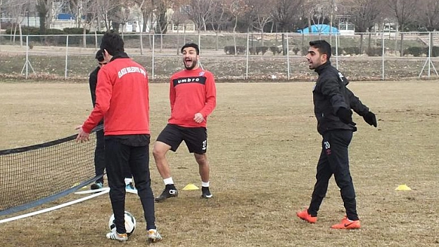 ELAZİZ BELEDİYESPOR NEŞE SAÇIYOR