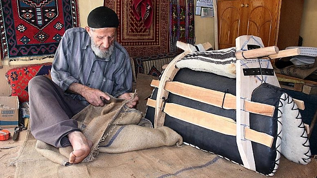 EMEKLİ OLUNCA  YOK OLAN MESLEĞİNİ CANLANDIRDI