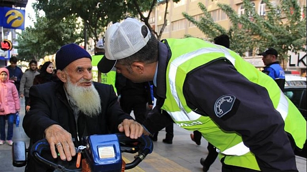 EMNİYET BİLGİLENDİRME BROŞÜRÜ DAĞITTI