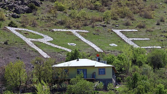 ERDOĞAN SEVGİSİNİ HEM EVİNE HEM KÖYÜNE YANSITIYOR