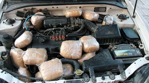 OTOMOBİLLERİN ZULALARINDA 35 KİLO EROİN İLE, 33 KİLO ESRAR BULUNDU