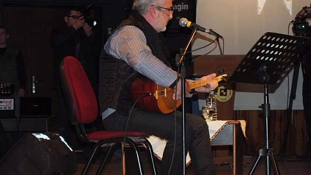 Esat Kabaklı Türkülerini Şehitler İçin Söyledi ! 