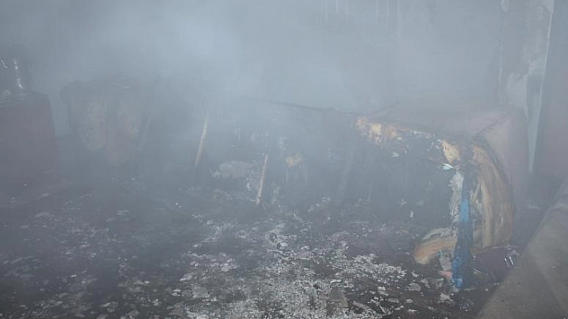 EŞİ İÇERİDEYKEN, KOCASI EVİ ATEŞE VERDİ