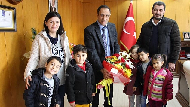 ANAOKULU ÖĞRENCİLERİ FIRAT ÜNİVERSİTESİ REKTÖRÜ PROF. DR. KUTBEDDİN DEMİRDAĞ'I ZİYARET ETTİ 