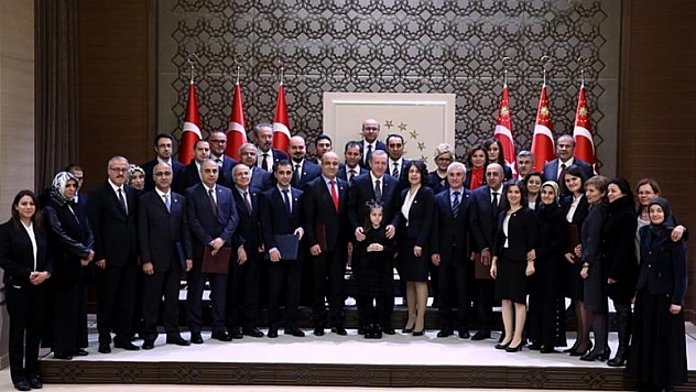 FIRAT ÜNİVERSİTESİ ÖĞRETİM ÜYELERİ AKADEMİSİ 2015 ÇEVİRİ ESER ÖDÜLÜNÜ CUMHURBAŞKANLIĞI KÜLLİYESİNDE ALDI