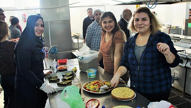 FIRAT ÜNİVERSİTESİ TURİZM VE OTEL İŞLETMECİLİĞİ BÖLÜMÜ ÖĞRENCİLERİ HÜNERLERİNİ SERGİLEDİ