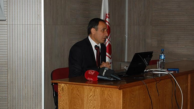 REKTÖR PROF. DR. DEMİRDAĞ, ÜNİVERSİTEDE YAPILAN SPOR VE SAĞLIK YATIRIMLARI HAKKINDA TOPLANTI DÜZENLEDİ