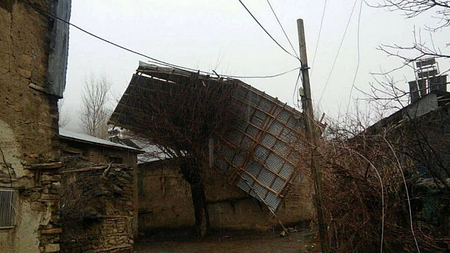 FIRTINA, BİR EVİN ÇATISINI UÇURDU 