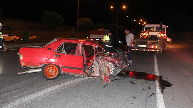 OTOMOBİL İKİYE BÖLÜNDÜ: 3 YARALI