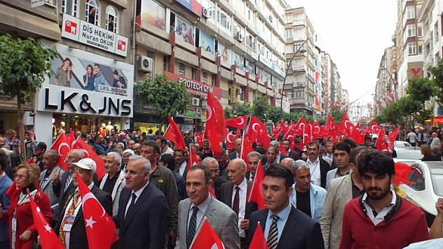 Hazar Şiir Akşamları  Etkinlikleri Şairler Yürüyüşüyle Devam Etti 