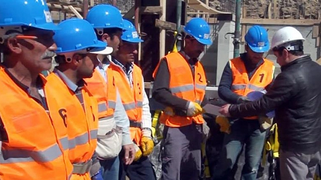 İNŞAAT İŞÇİLERİ BU KEZ SINAVDA TER DÖKTÜ