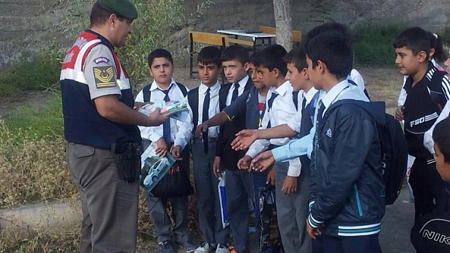 JANDARMADAN ÖĞRENCİLERE EMNİYET KEMERİ EĞİTİMİ