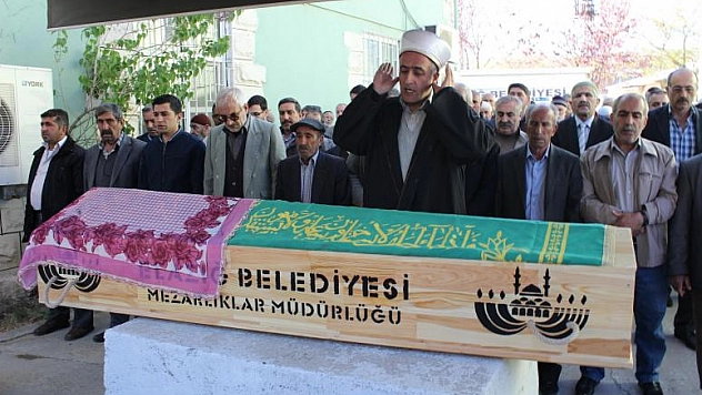 İYİLİK YAPARKEN KAZADA ÖLEN KADIN SON YOLCULUĞUNA UĞURLANDI