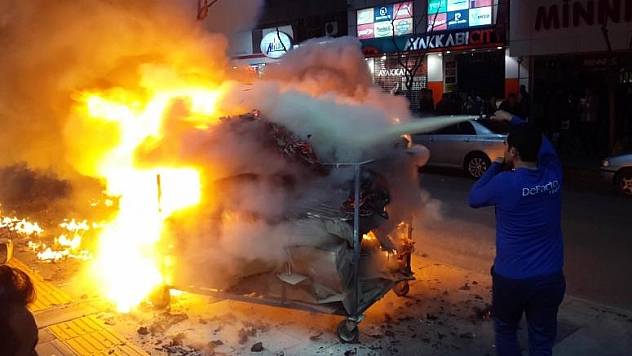 KAĞIT TOPLAMA ARACI YANDI!