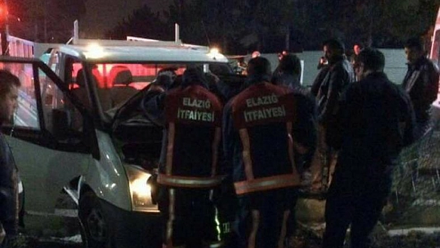 KAMYONETTE SIKIŞAN SÜRÜCÜ KURTARILDI