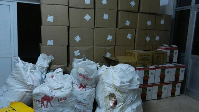 KARGO ARACINDAKİ YAĞ KUTULARINDA KAÇAK SİGARA VE ÇAY ELE GEÇİRİLDİ