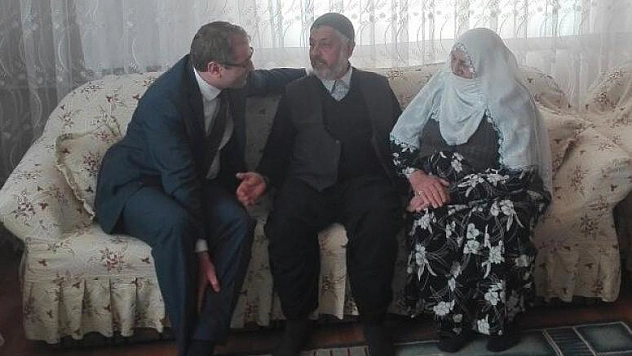 KAYMAKAMDAN 15 ÇOCUKLU, 37 TORUNLU ÇİFTE ZİYARET
