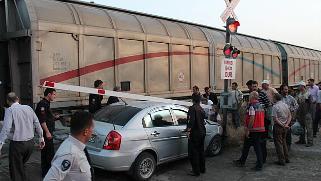  ELAZIĞ'DA HEMZEMİN GEÇİTTE KAZA: 4 YARALI   